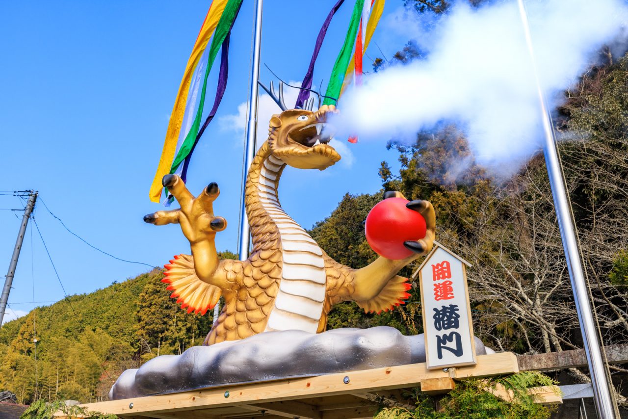 津市の辰水神社で「辰のジャンボ干支」がお披露目 🐉  白い煙が噴き出すパフォーマンスも披露 💨