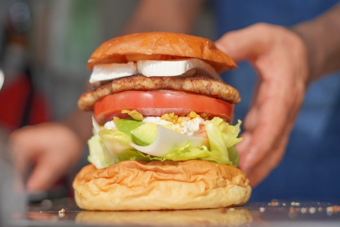 ラッキーバーガーのまっつぁかハンバーガーはボリューム満点！美味しさの秘訣を取材しました | 三重のええとこ巡り -  三重県の絶品グルメや話題スポットを紹介