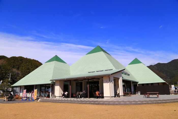道の駅マンボウの建物外観。三角形と緑色の屋根が特徴
